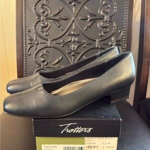 Trotters Women's Navy Leather Shoes